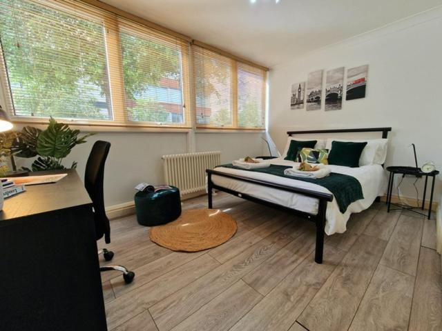2 Bedrooms Flat In Great Location! Appartement Londen