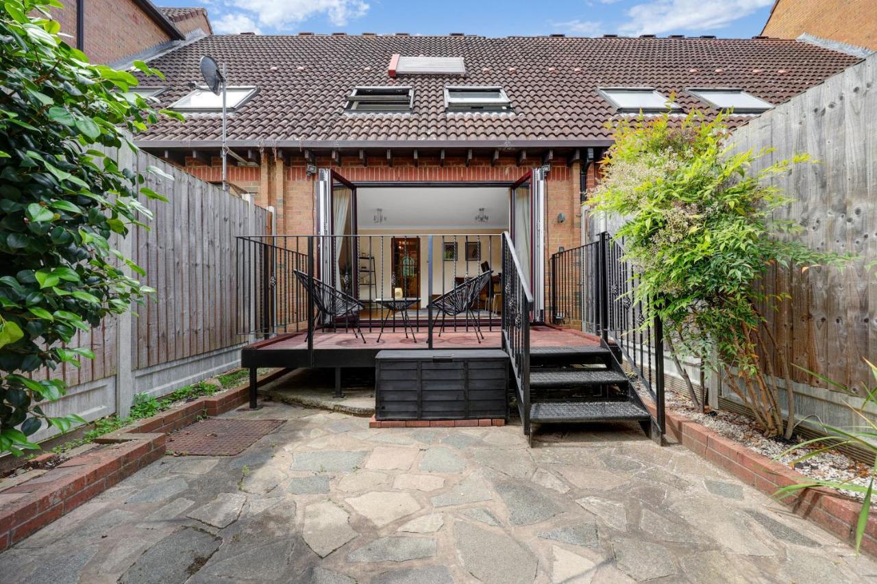 Charming 3 Bedroom House Short Term & Flexible Renting Canary Wharf With Free Wifi & Garden Apartment