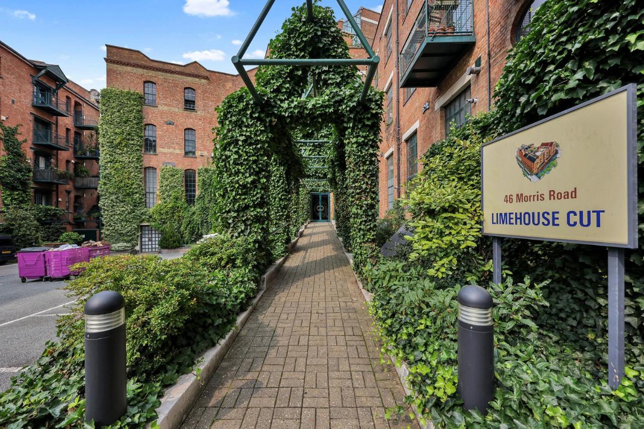 Large Industrial Style 2 Bedroom Short Term & Flexible Renting Canary Wharf With Free Wifi Leilighet London