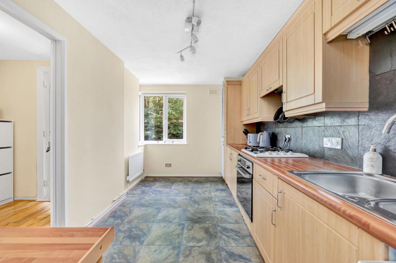 Apartment Charming 3 Bedroom House Short Term & Flexible Renting Canary Wharf With Free Wifi & Garden London