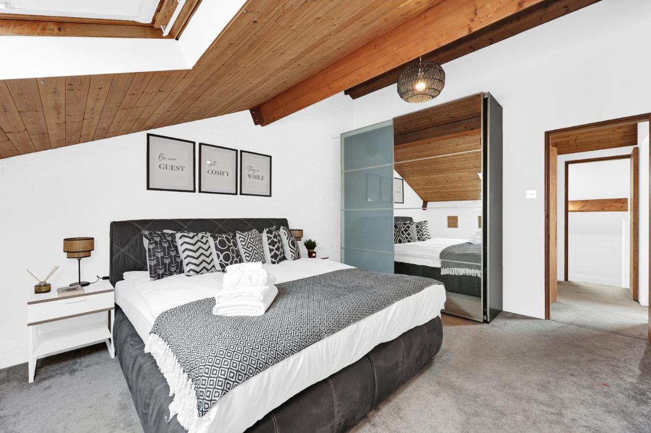 Large Industrial Style 2 Bedroom Short Term & Flexible Renting Canary Wharf With Free Wifi Leilighet London