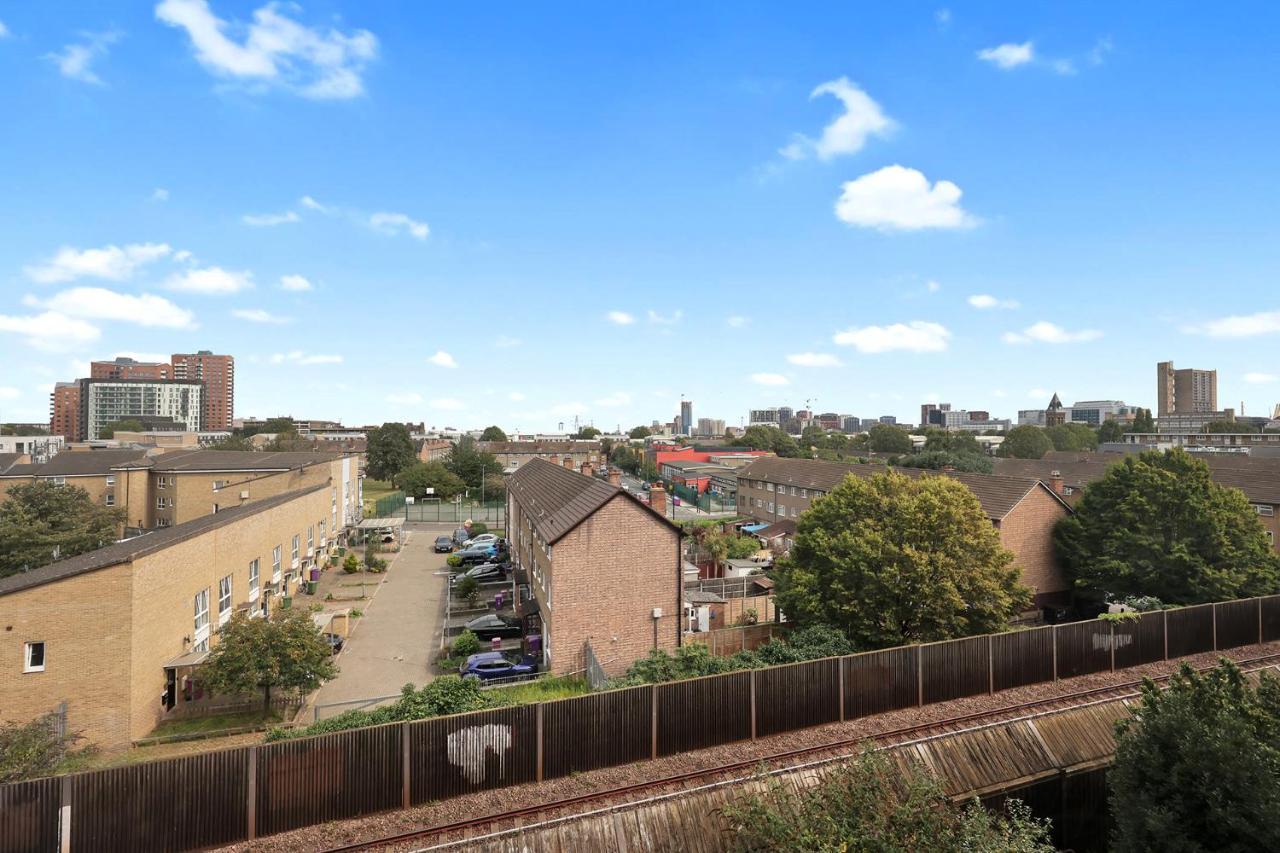 Large Industrial Style 2 Bedroom Short Term & Flexible Renting Canary Wharf With Free Wifi Leilighet London