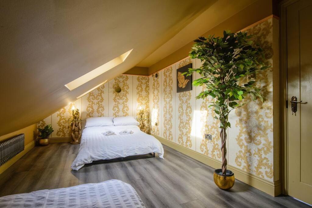 Lux Versace Pad Sleeps 10 Hot Tub, Cinema & Games