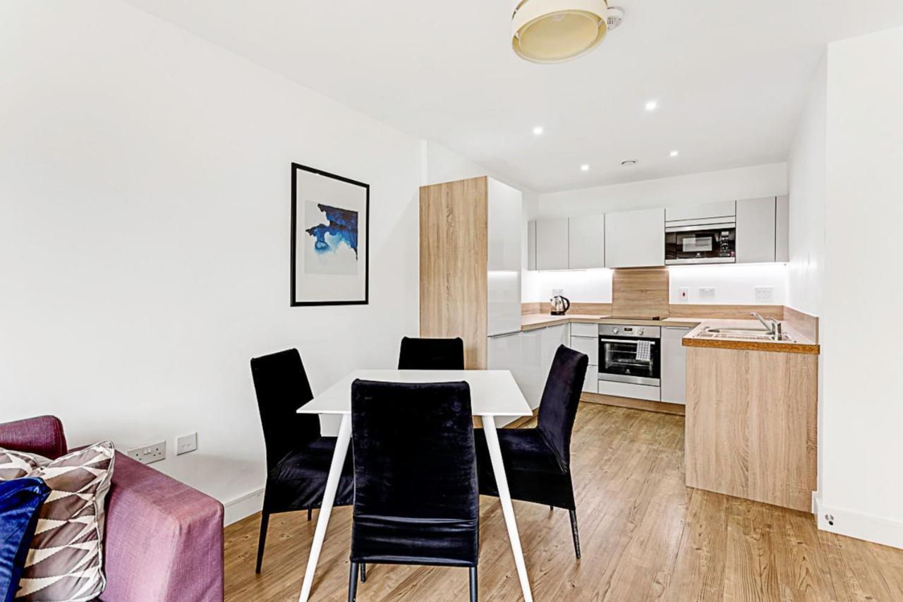 Beautiful In Surrey Quays Apartment
