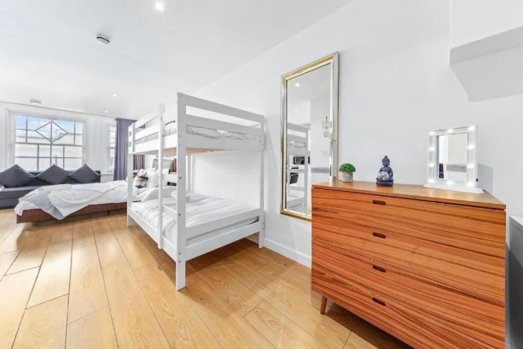 1 Bedroom Flat Piccadilly Sleep 7 In Vr10 Lägenhet *