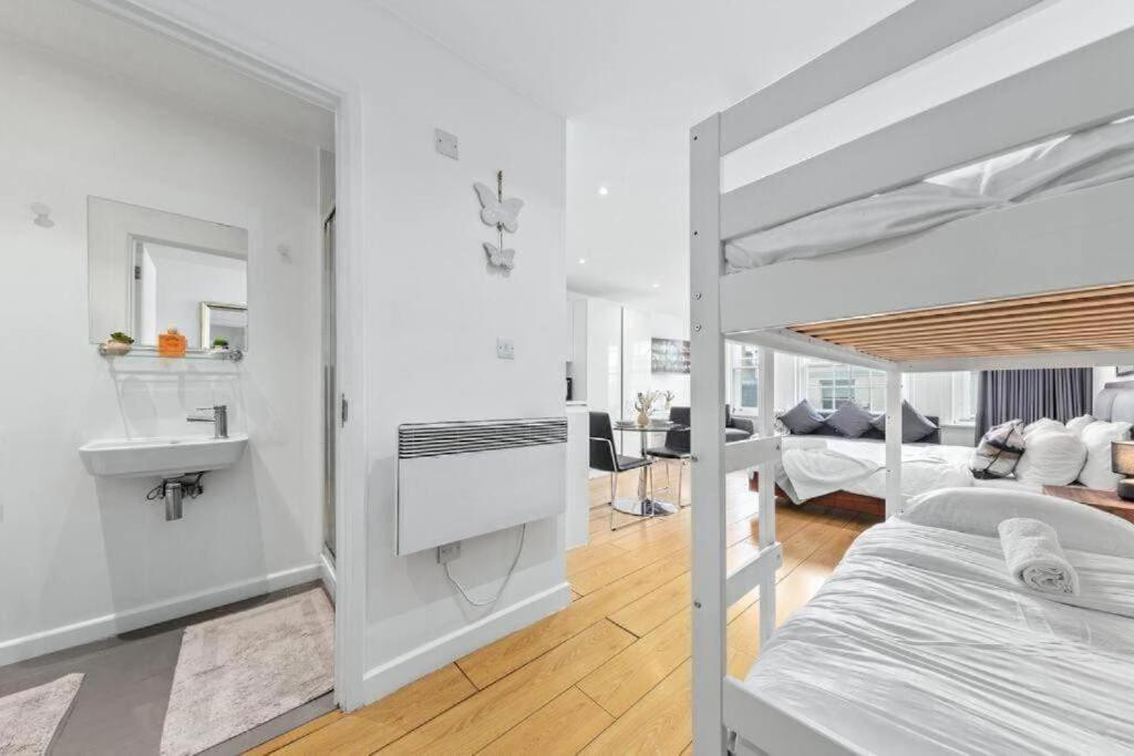 1 Bedroom Flat Piccadilly Sleep 7 In Vr10 Lägenhet London