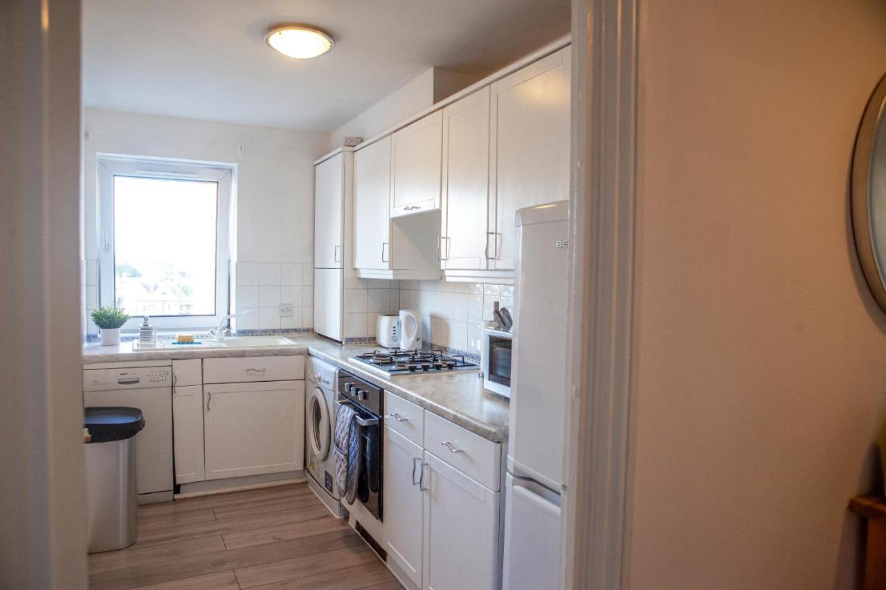 Spacious 2 Bed Flat In Wimbledon With Private Parking Appartement Londen