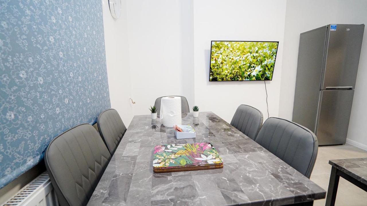 Tranquil Haven Cozy 2-bed Apt With Private Garde Appartamento
