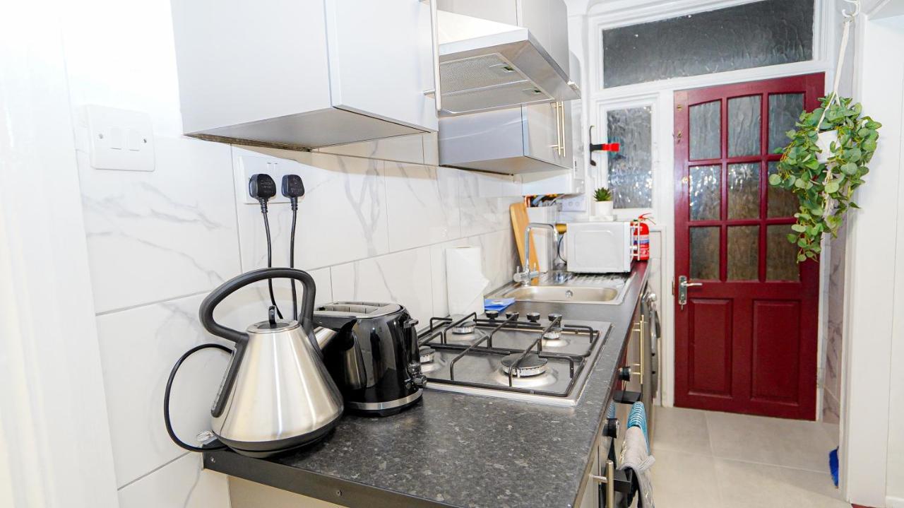 Tranquil Haven Cozy 2-bed Apt With Private Garde Londra