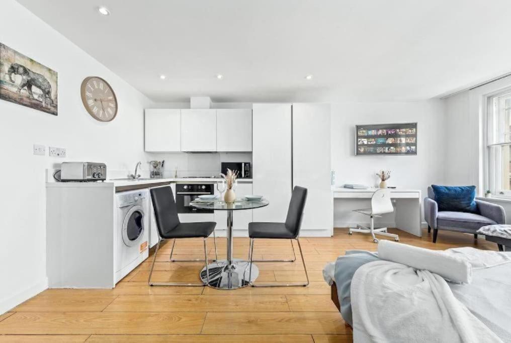 1 Bedroom Flat Piccadilly Sleep 7 In Vr10 Lägenhet