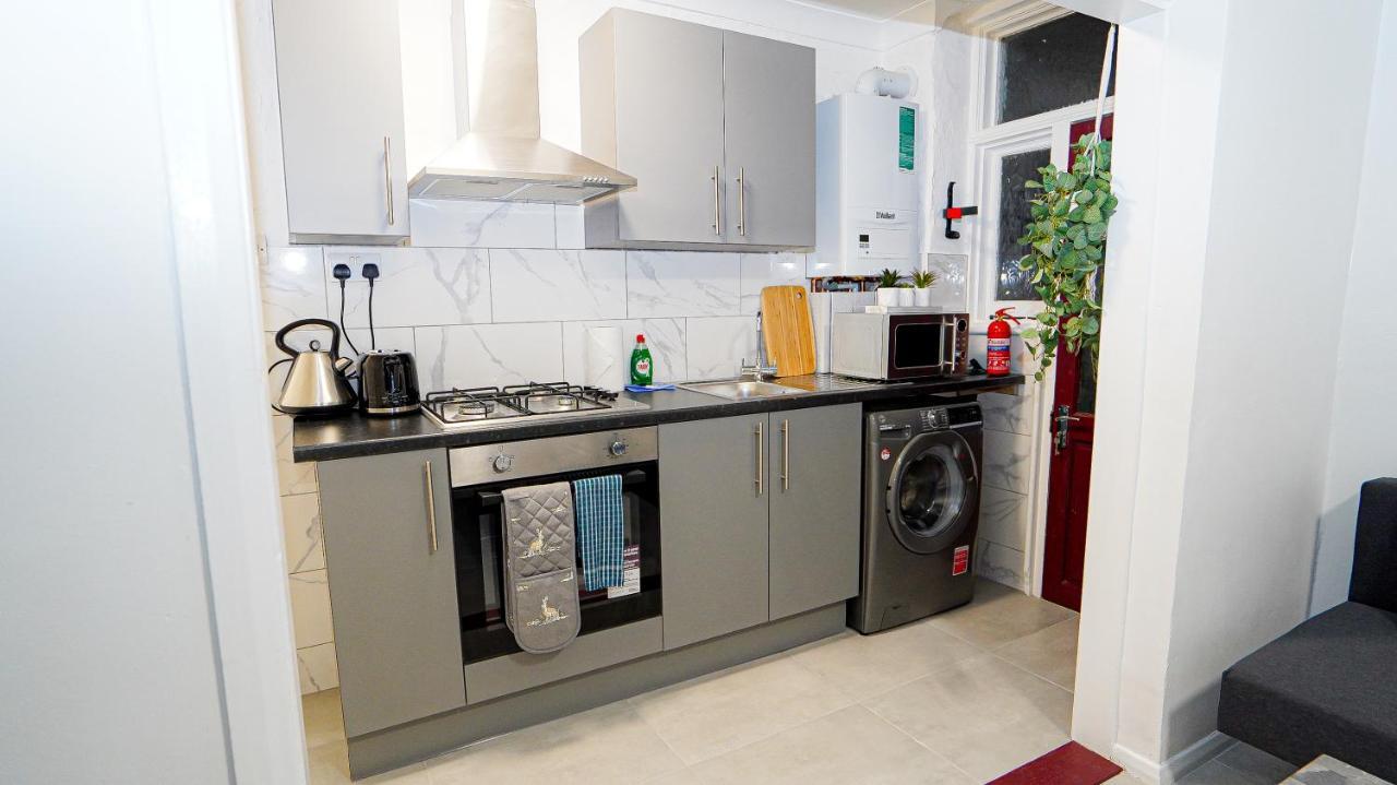Tranquil Haven Cozy 2-bed Apt With Private Garde Appartamento *