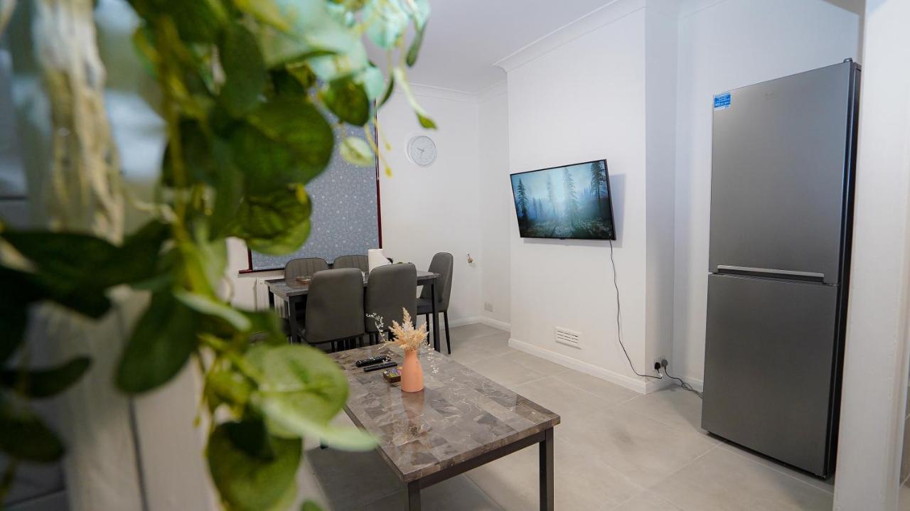 Appartamento Tranquil Haven Cozy 2-bed Apt With Private Garde Londra