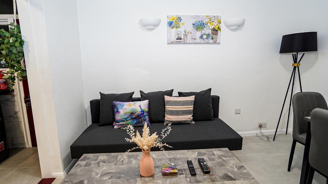 Tranquil Haven Cozy 2-bed Apt With Private Garde Londra