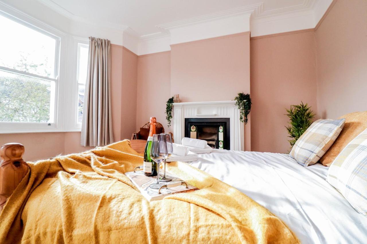 Holiday home Stunning 5 Bed House In Clapham - Free Wifi!
