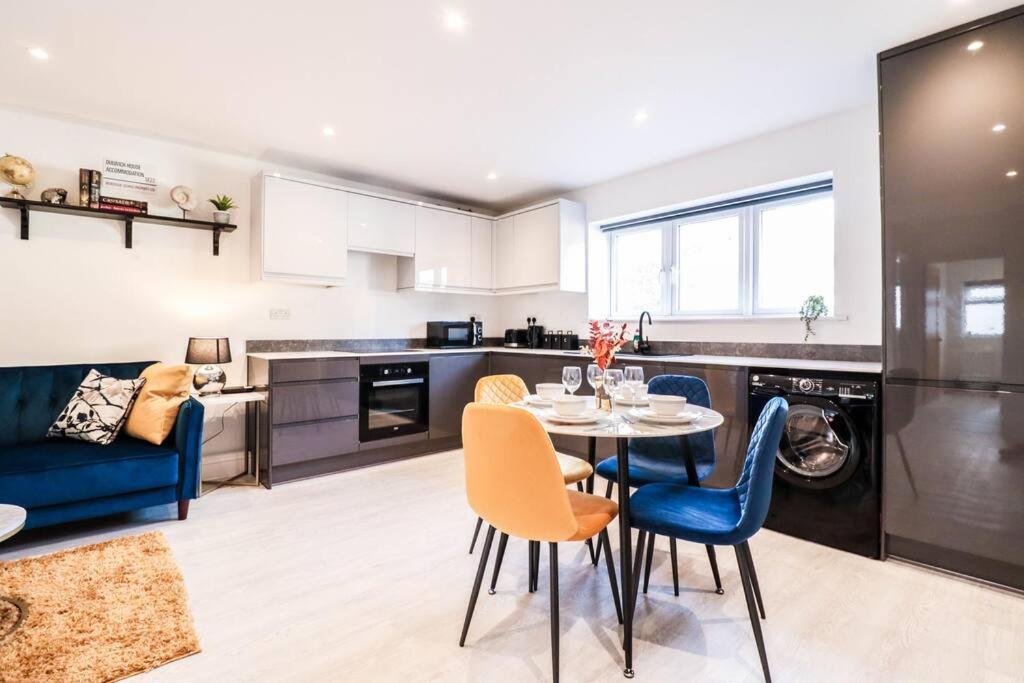 Rare 1 Bed Flat Close To Station - 10mins To Apartment
