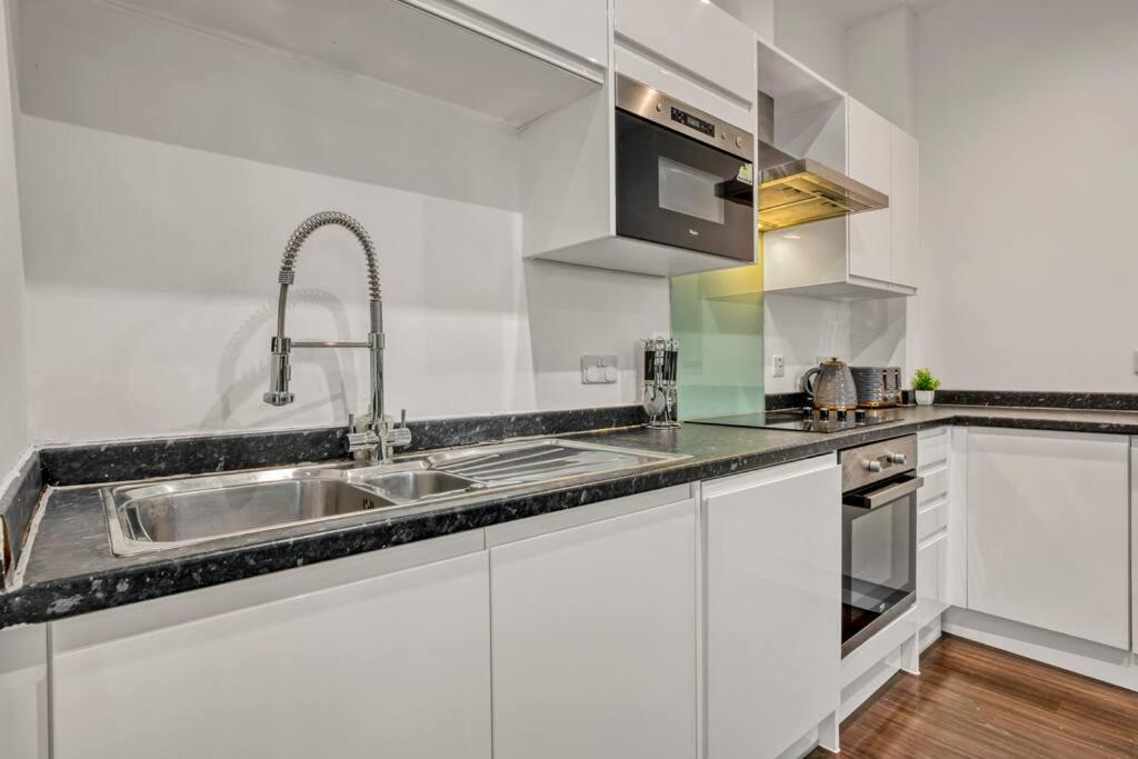 Appartement Heathrow 2-bedroom Urban Oasis Londen