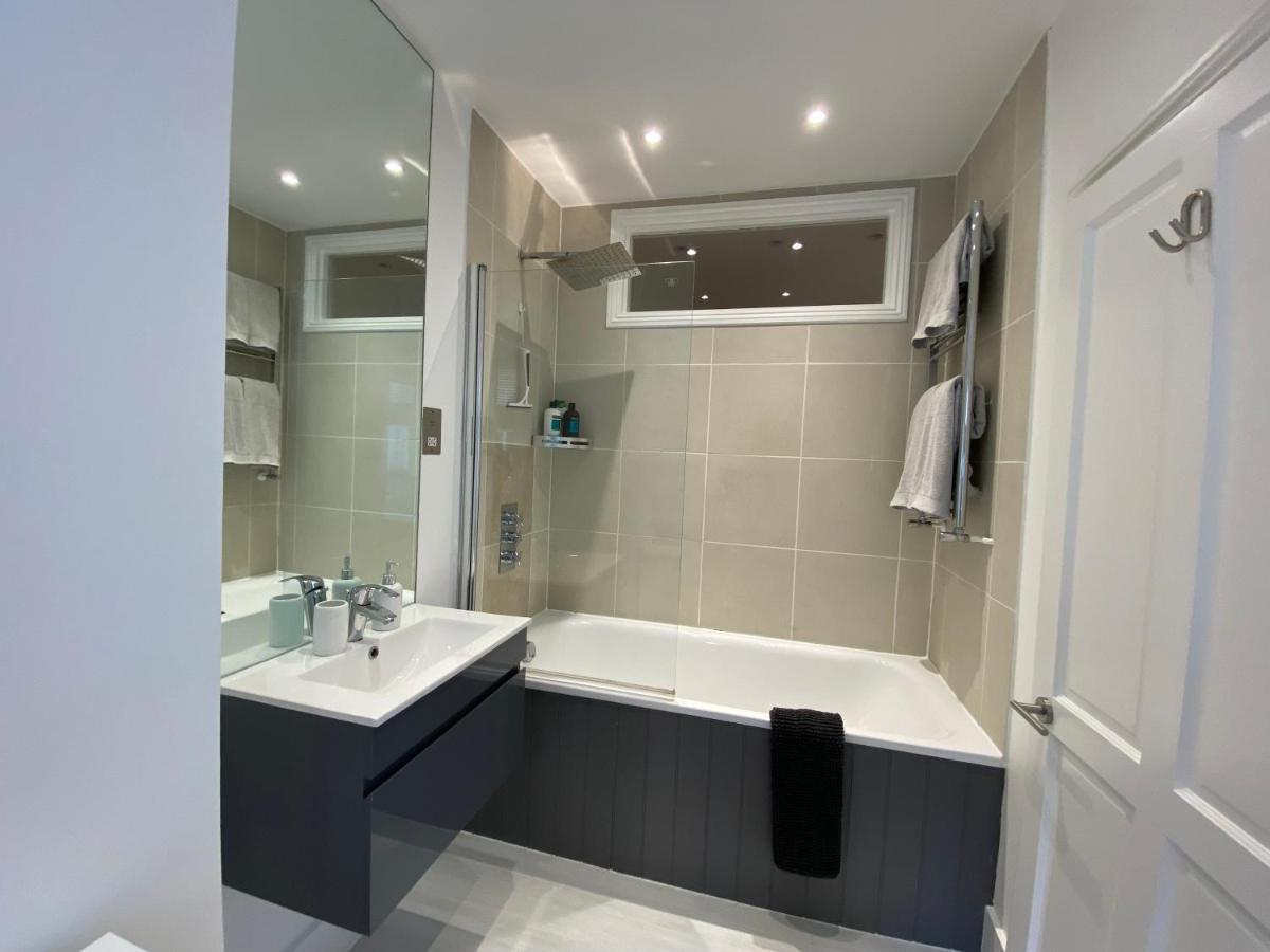 Fantastic Spacious Garden Flat With Own Private Entrance Lägenhet *