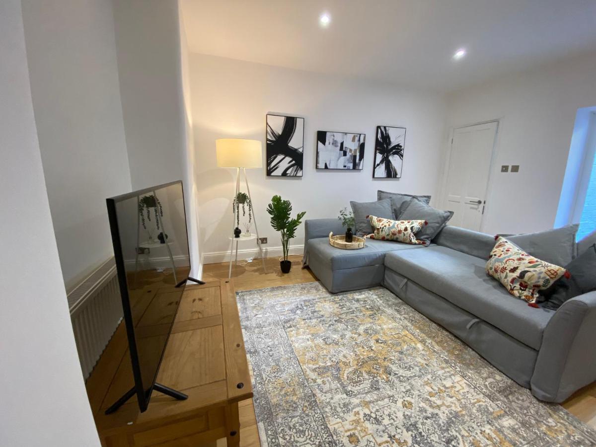 Fantastic Spacious Garden Flat With Own Private Entrance *