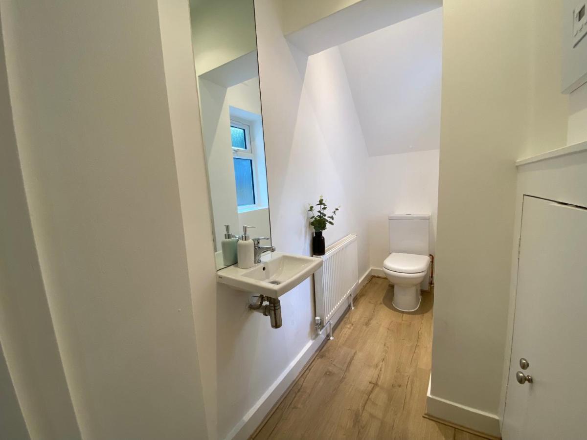 Fantastic Spacious Garden Flat With Own Private Entrance Lägenhet London