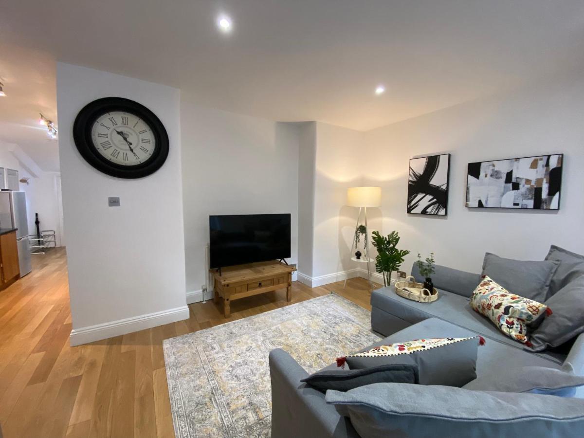 Fantastic Spacious Garden Flat With Own Private Entrance London