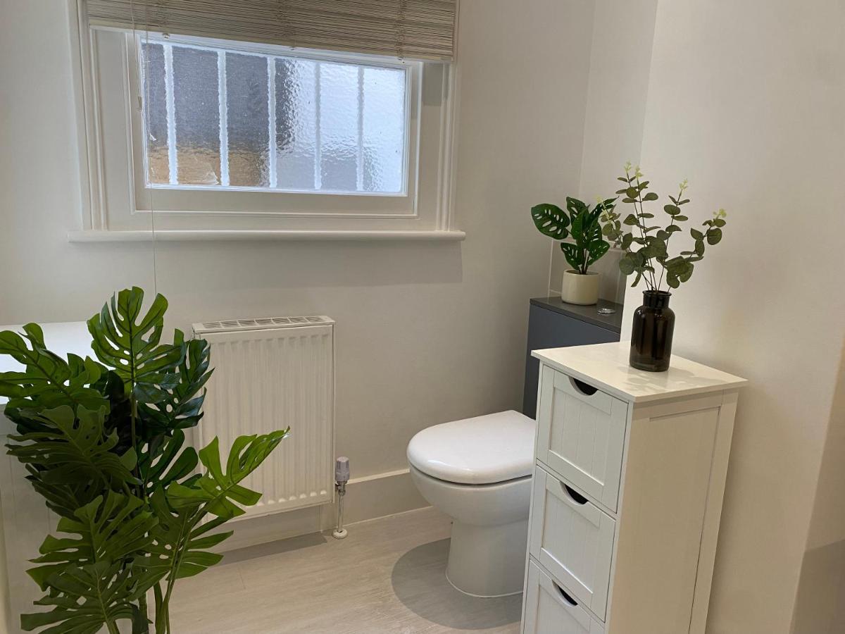 Lägenhet Fantastic Spacious Garden Flat With Own Private Entrance *