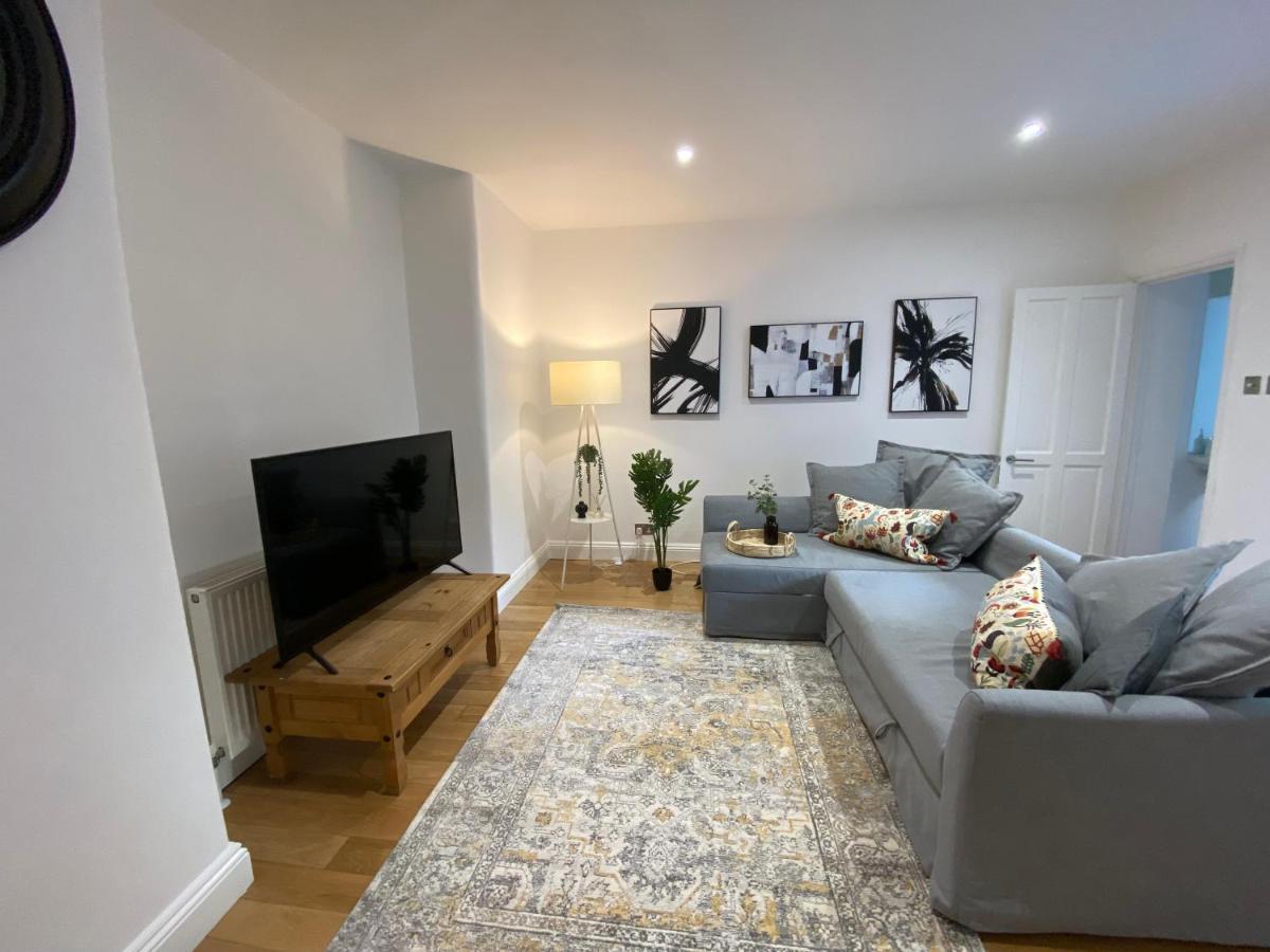 Fantastic Spacious Garden Flat With Own Private Entrance Appartement *