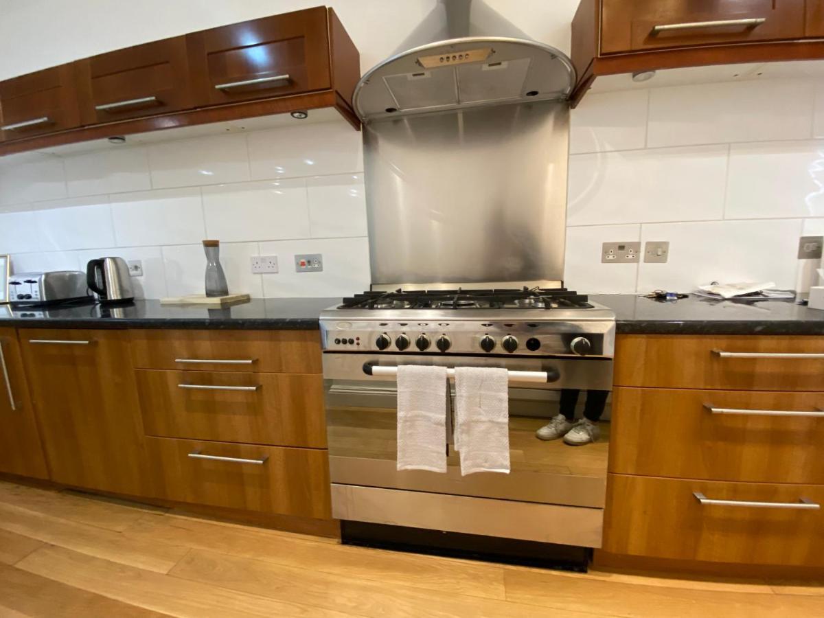 Fantastic Spacious Garden Flat With Own Private Entrance London