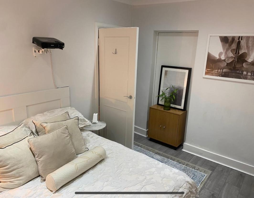 Leilighet Private Double Bedroom In A 2bedroom Apartment, Connected Via Underground, Overground And Many Bus Routes London