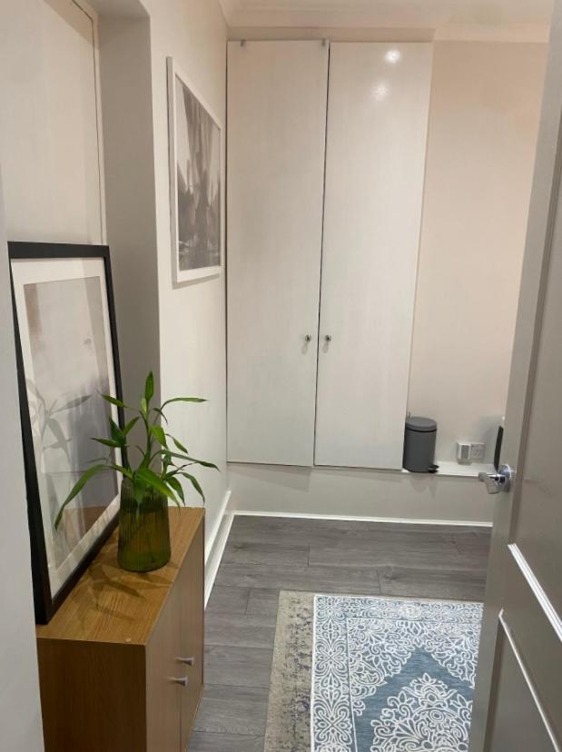 Private Double Bedroom In A 2bedroom Apartment, Connected Via Underground, Overground And Many Bus Routes Leilighet London
