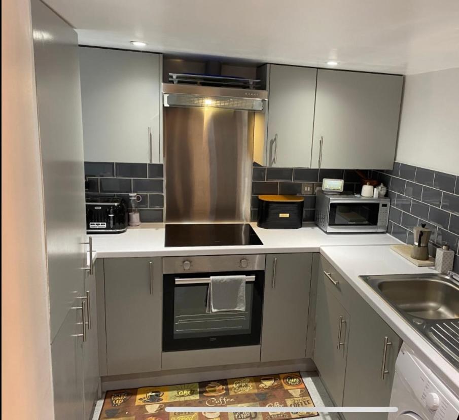 Private Double Bedroom In A 2bedroom Apartment, Connected Via Underground, Overground And Many Bus Routes Leilighet