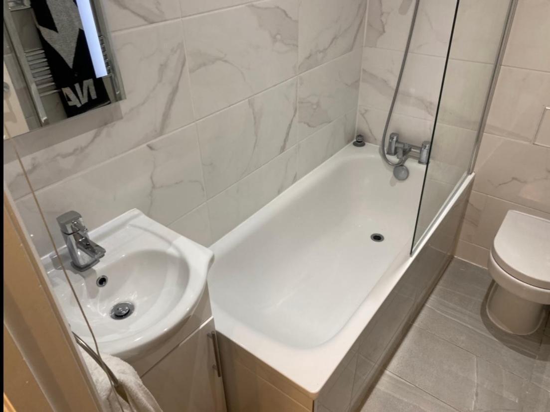 Leilighet Private Double Bedroom In A 2bedroom Apartment, Connected Via Underground, Overground And Many Bus Routes *