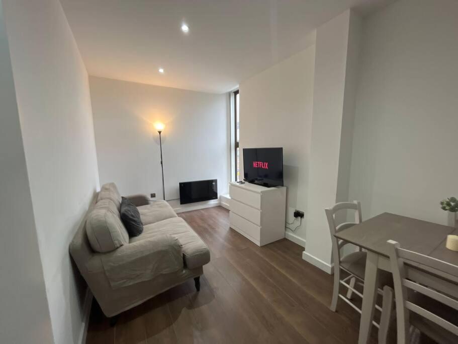 Apartment Flat 2, 417 Fulham, 2 Bedroom, 1 Bathroom Flat London