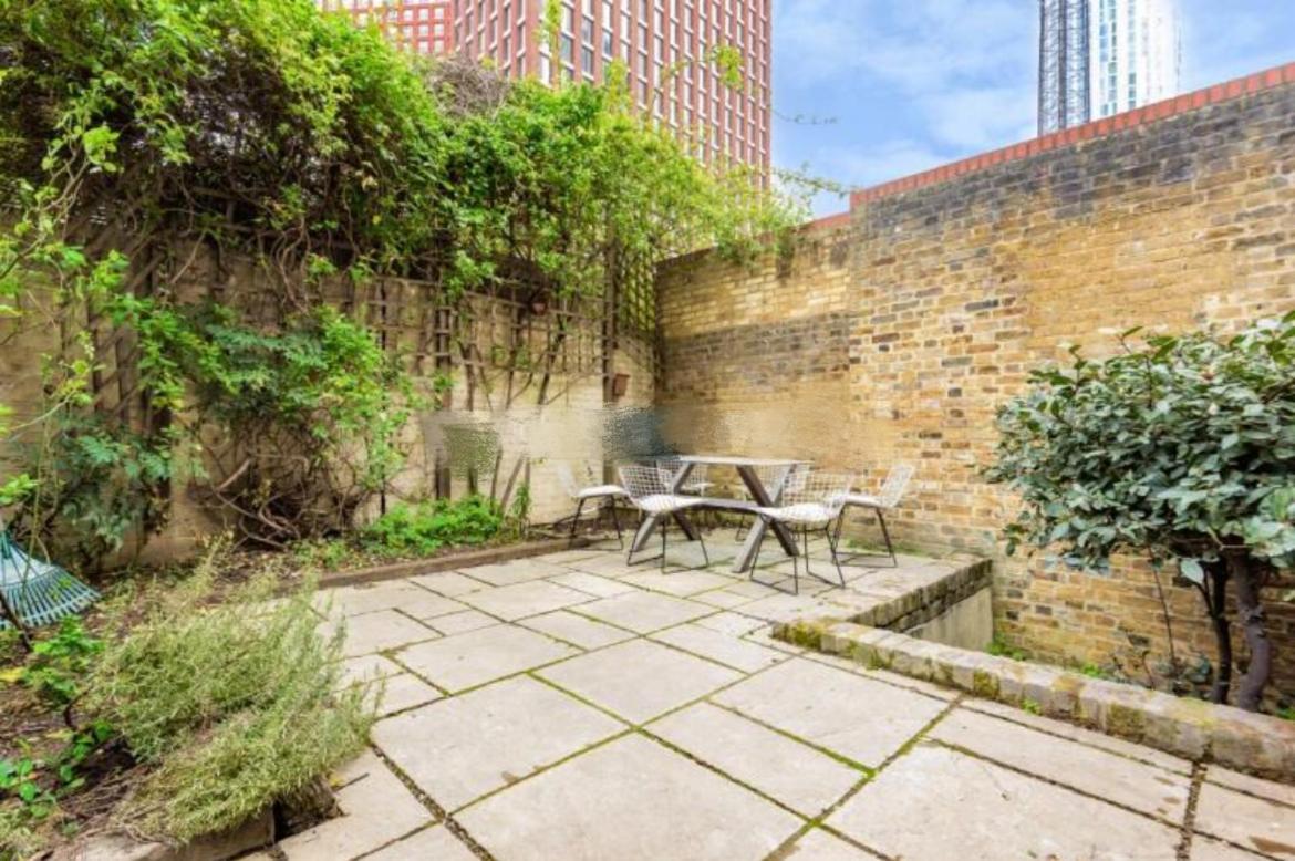 Shared 5 Mins Walk From Vauxhall And Nine Elms Station With Off-site Parking Near Us Embassy Accommodatie bij particulieren