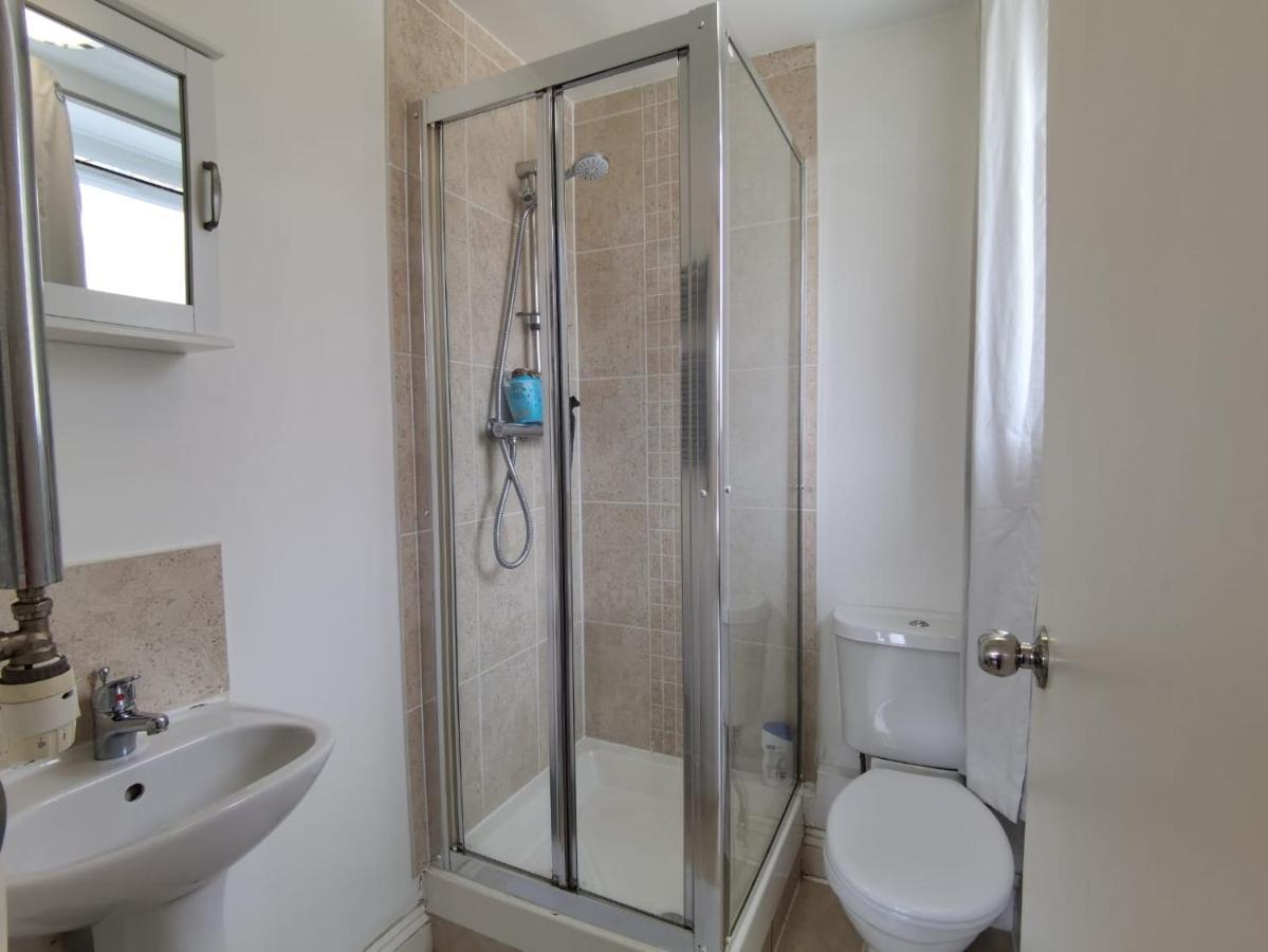 Double Bedroom With A Balcony And Ensuite Bathroom For Short Or Long In Canary Wharf With Direct Train From Heathrow, Also Convenient From Stansted And Gatwick Airport, 10 Minutes From Airport And Excel, 16 Minutes To Westmins Privat overnatting London