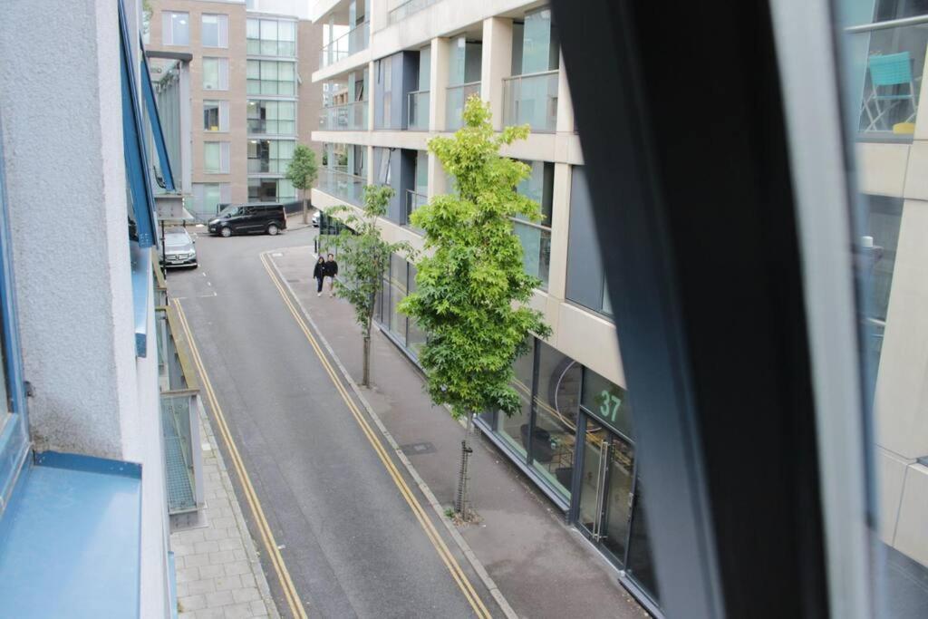 2 Bedroom Modern And Stylish Apartment