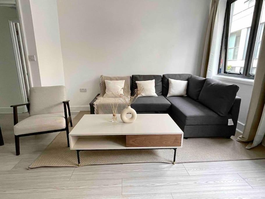 2 Bedroom Modern And Stylish Apartment