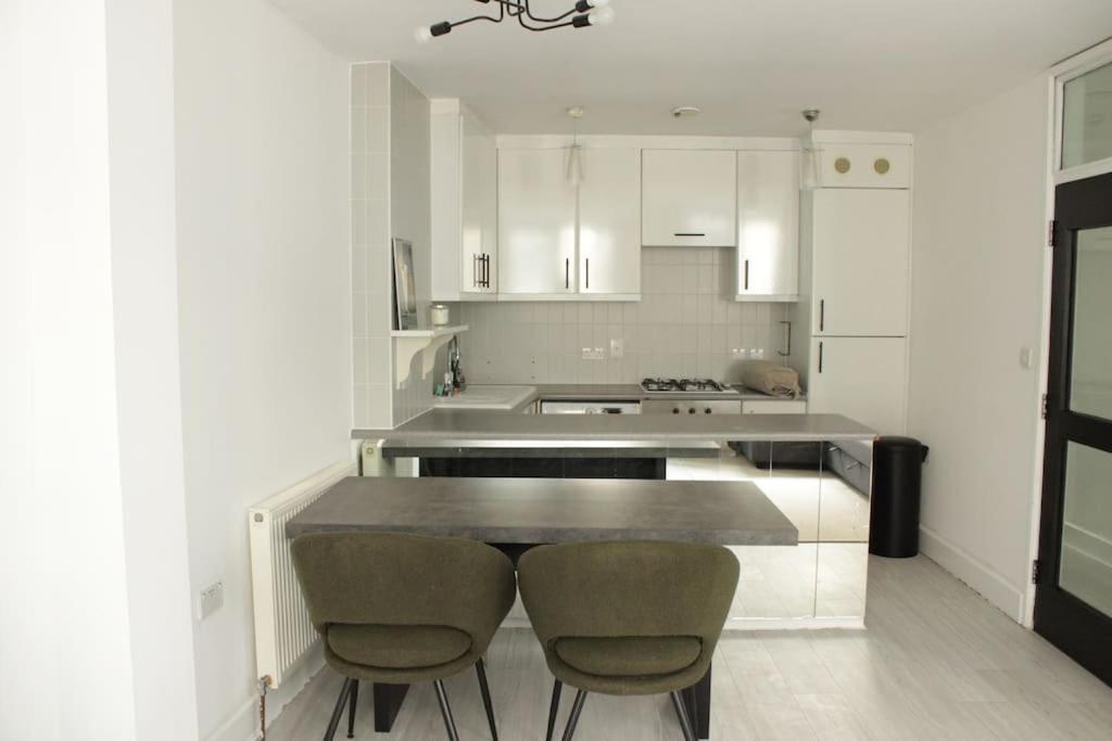 2 Bedroom Modern And Stylish Apartment