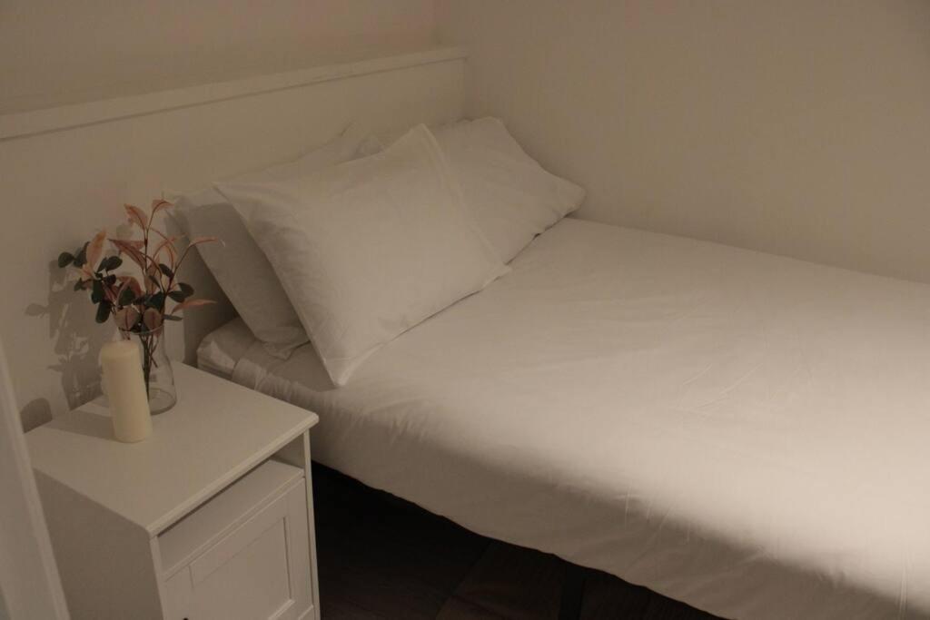 2 Bedroom Modern And Stylish Apartment *