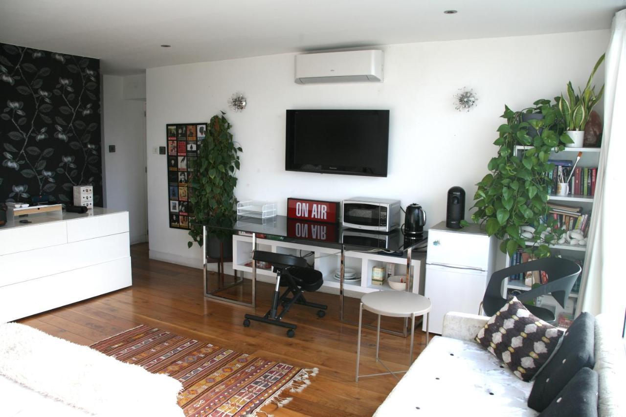 Studio For 3 With A Private Balcony In A Cubic House With Outside Pool * Londra