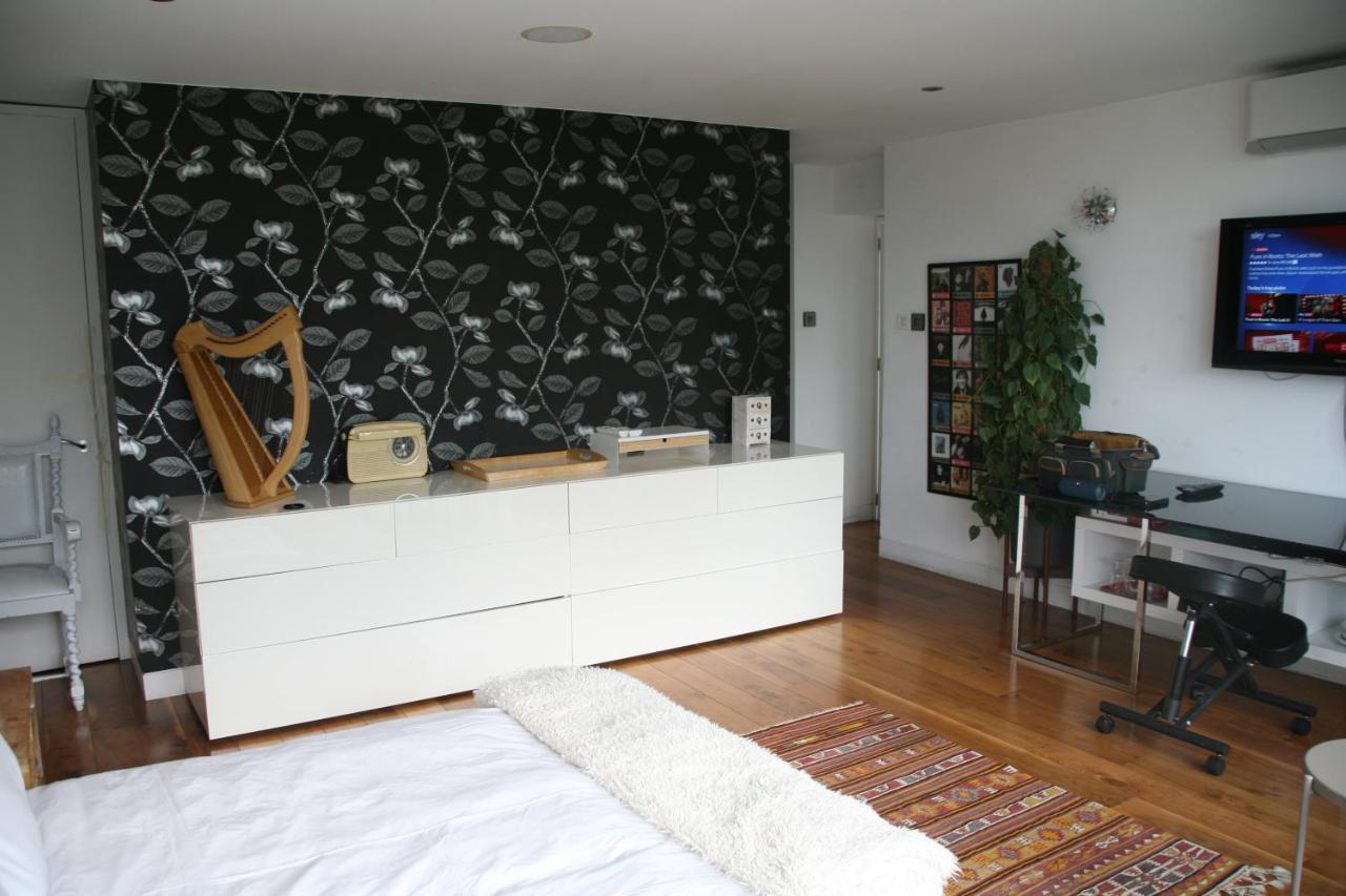 Studio For 3 With A Private Balcony In A Cubic House With Outside Pool Privat bolig London