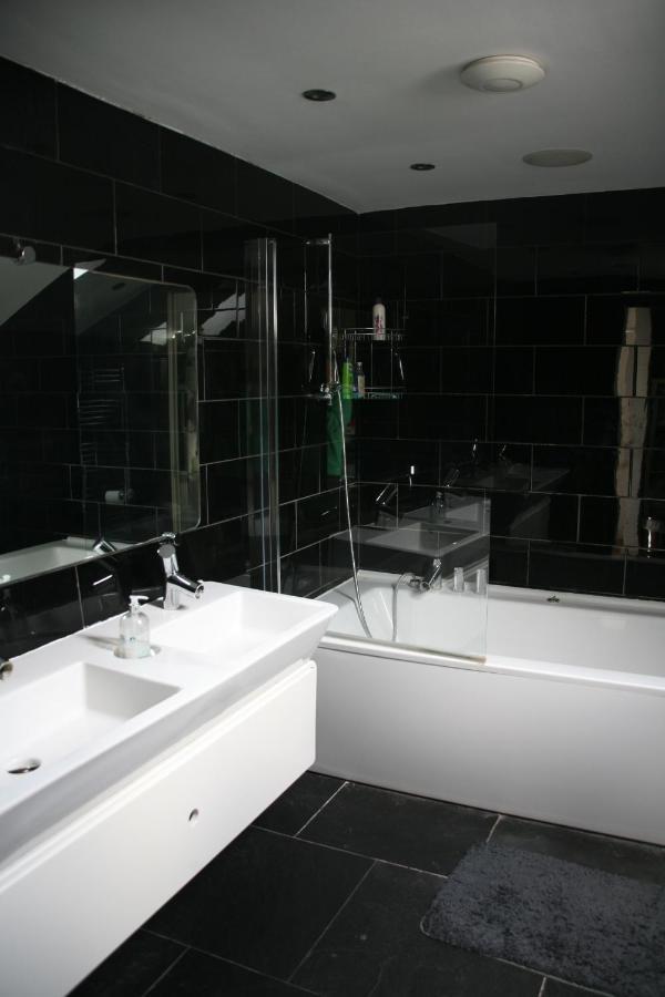 Studio For 3 With A Private Balcony In A Cubic House With Outside Pool * Londra