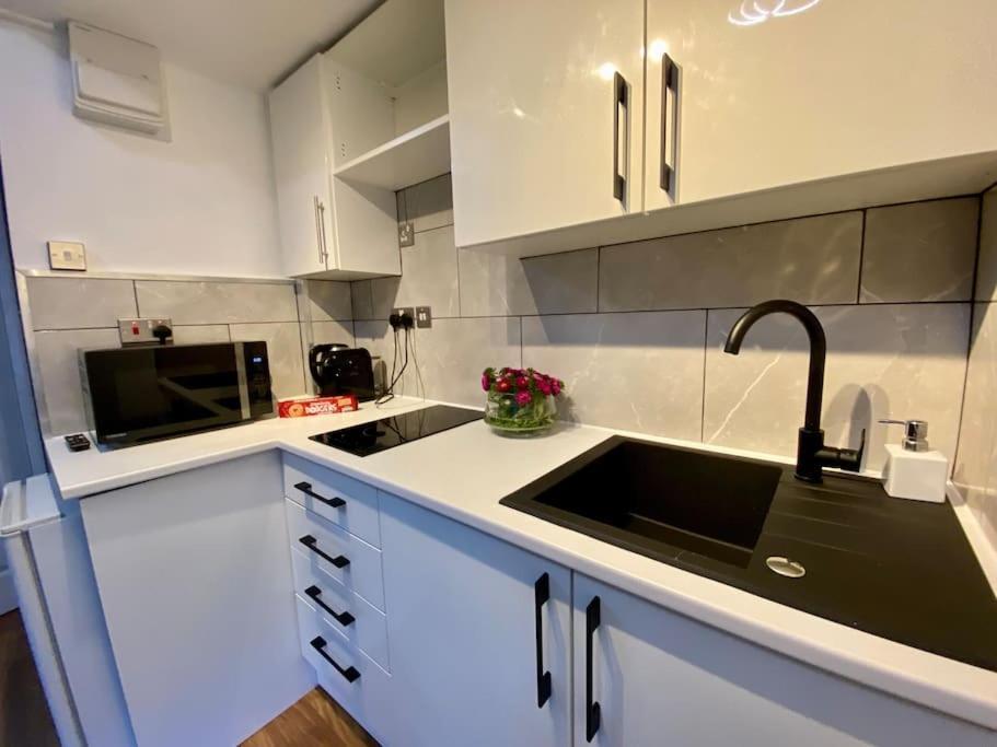 Stylish For 3 Near Regent's Park N3 * Londra