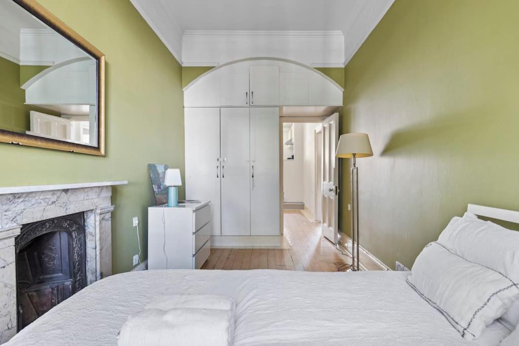 Germaine Greer's Legacy Flat In Hyde Park, * Londra