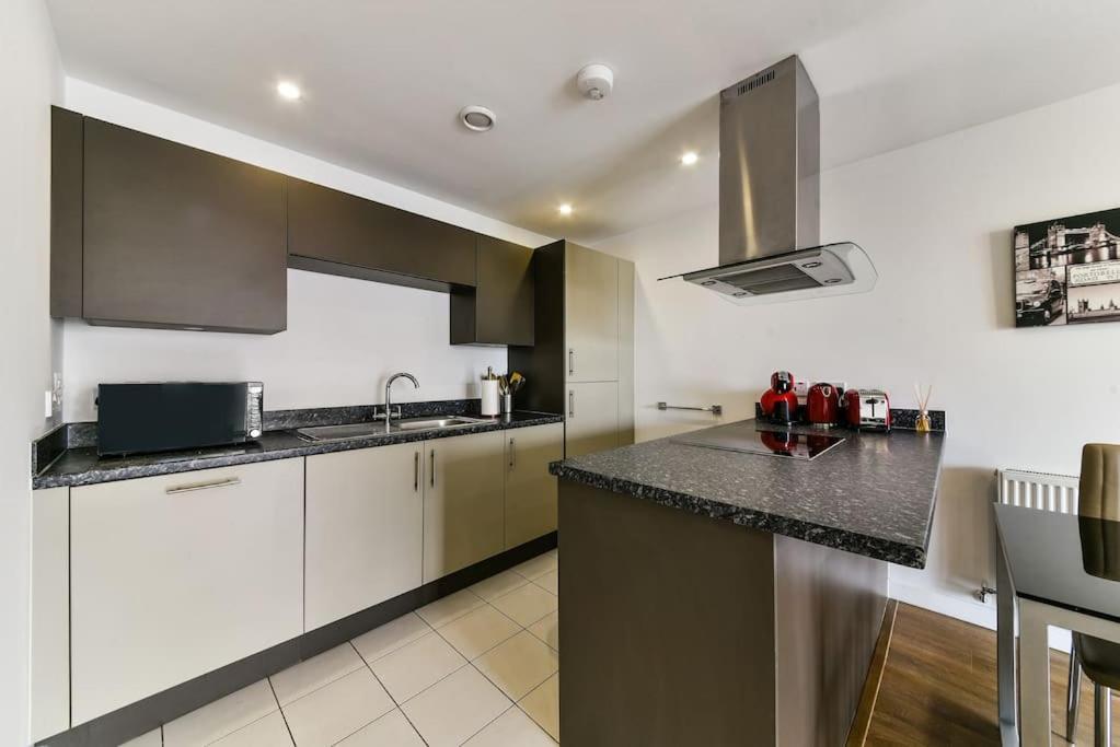 Lägenhet Amazing 2 Bed 2 Bath Flat In Canary Wharf *