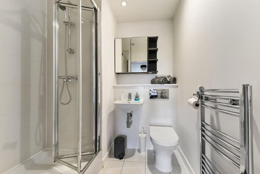 Amazing 2 Bed 2 Bath Flat In Canary Wharf London