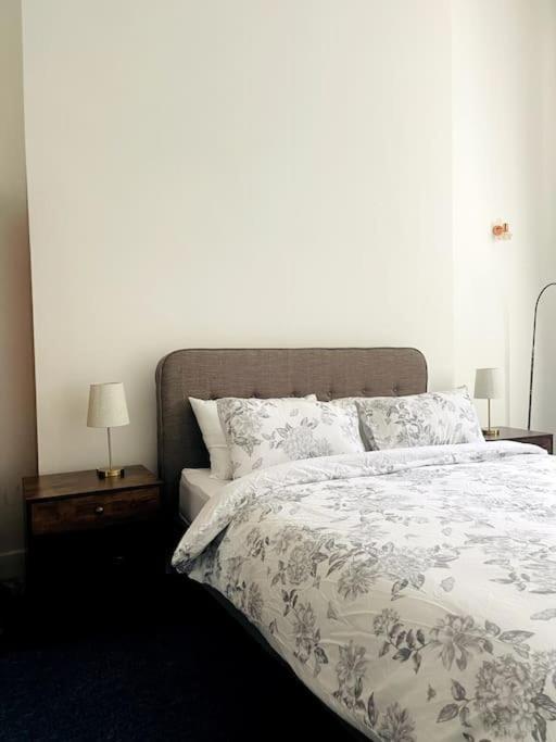 Modern-one Bedroom In Chelsea