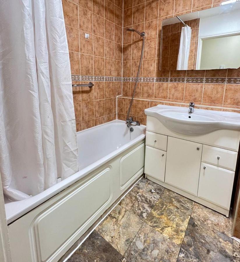Chelsea Warm Budget Flat On Cromwell Road
