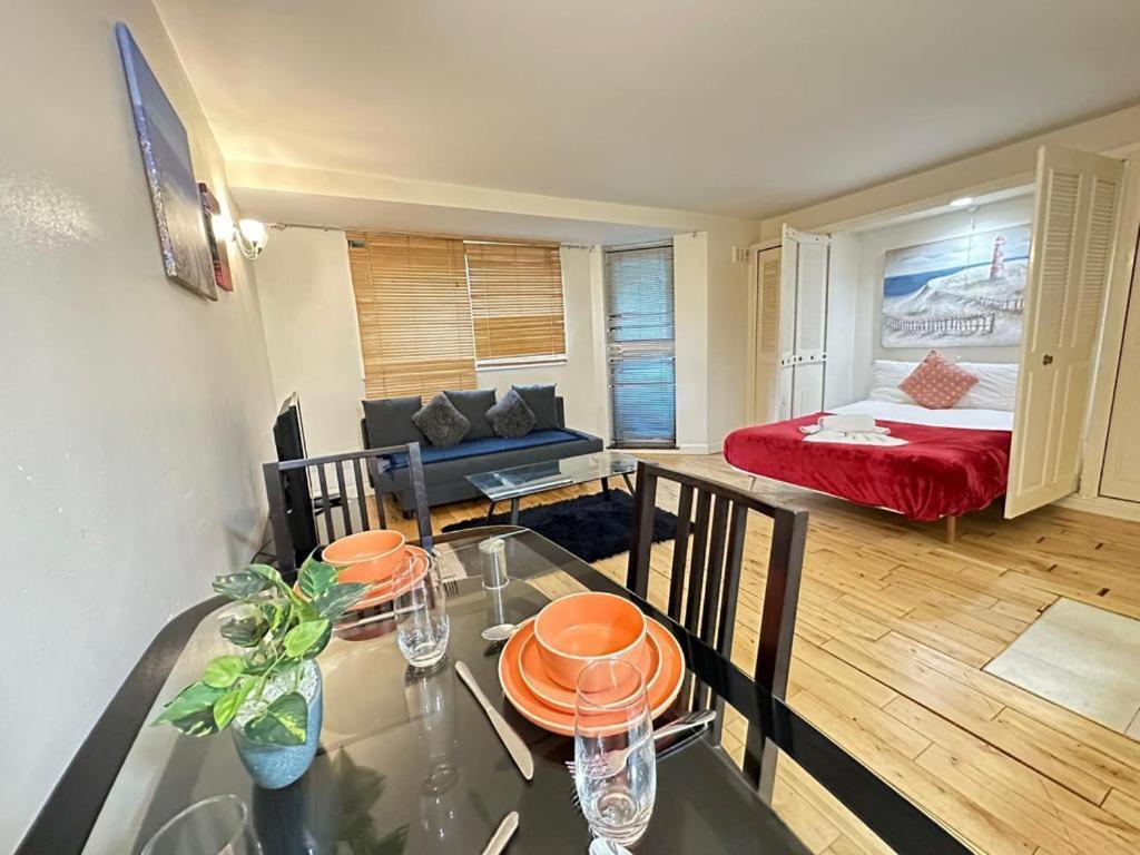 Chelsea Warm Budget Flat On Cromwell Road * London