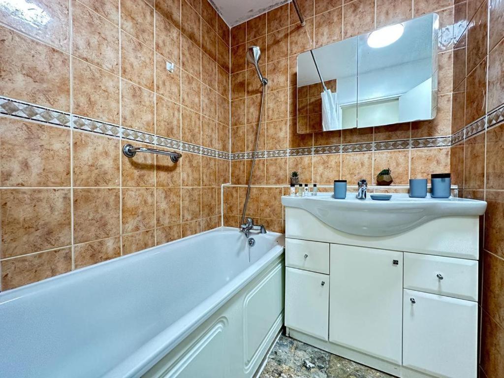 Chelsea Warm Budget Flat On Cromwell Road Apartment