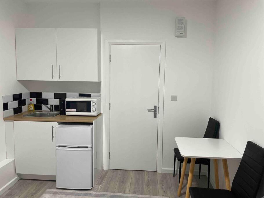 Apartment Flat Private Shower Wc And Kitchenette *